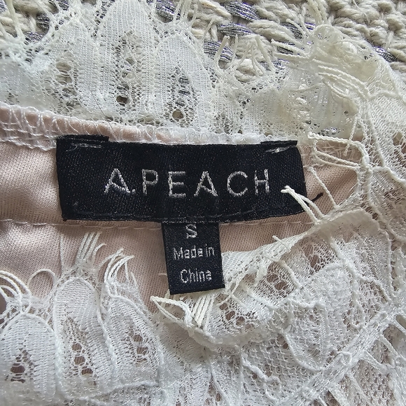 🌷 Lace Crochet Cropped Zip back top - Picture 9 of 9